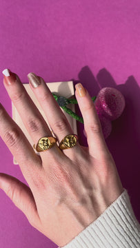 melomelo Kiki - Carved Angel Baby Signet Ring